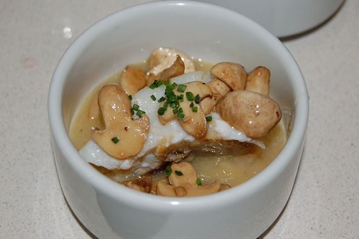 TACO DE BACALAO CON SOPA DE CEBOLLA Y PIL PIL DE HONGOS